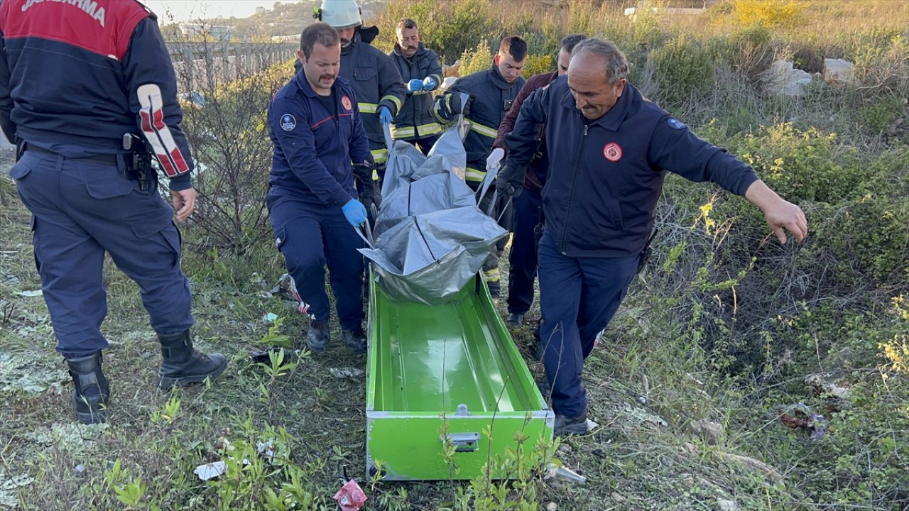 Depremzedeleri taşıyan otomobil uçuruma yuvarlandı! 3 ölü, 1 yaralı!