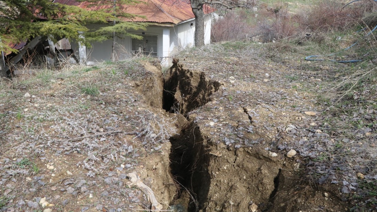 Deprem Kahramanmaraş’ta dev yarıklar oluşturdu!