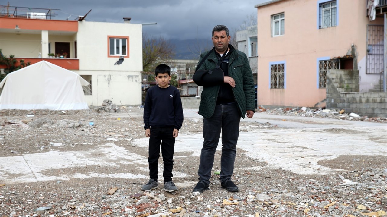 Depremde üç çocuğunu kaybeden babanı sözleri yürek dağladı! "Hala gelecekler diye bekliyoruz"