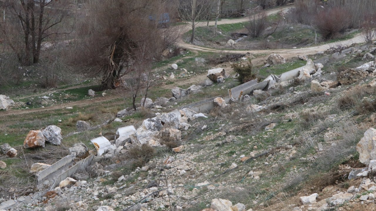 Kahramanmaraş'ta dağdan kopan kayalar sulama kanallarına zarar verdi!