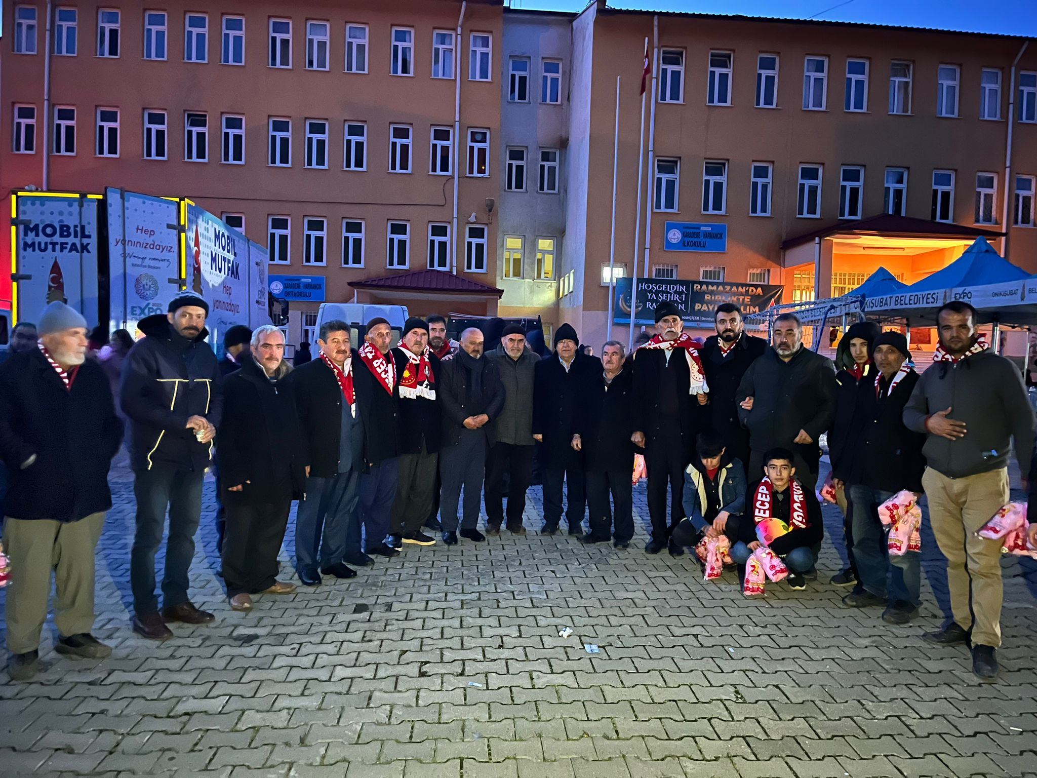 Onikişubat Belediyesi, iftar sofraları kurmaya devam ediyor