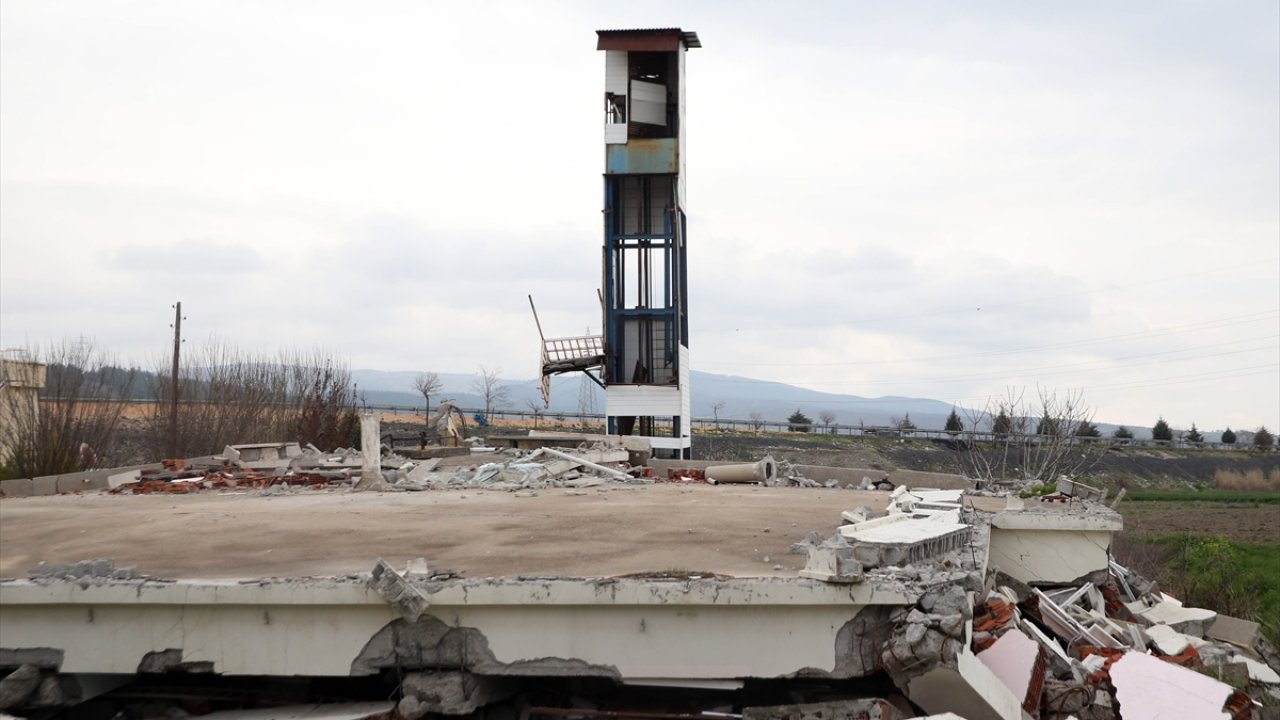 Kahramanmaraş depreminde binadan geriye asansör kulesi kaldı!