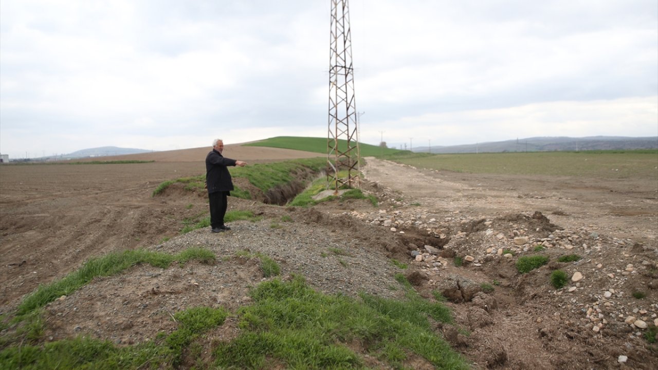 Kahramanmaraş'ta deprem tarım alanlarında kayma ve yarıklar oluşturdu!