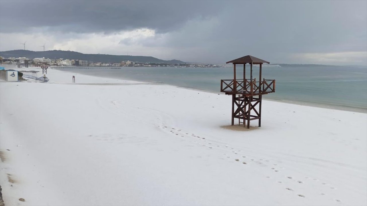 Dolunun etkili olduğu Çeşme'de plajlar beyaza büründü