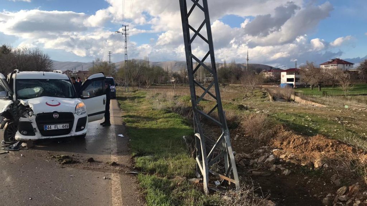 Kahramanmaraş’ta kamyonet elektrik direğine çarptı!