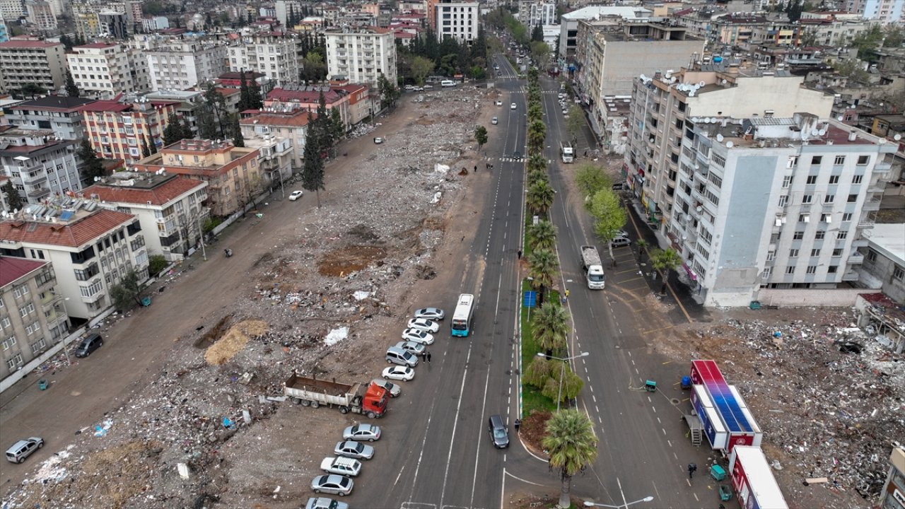 Kahramanmaraş'ta 2 milyon 560 bin metreküp moloz kaldırıldı!