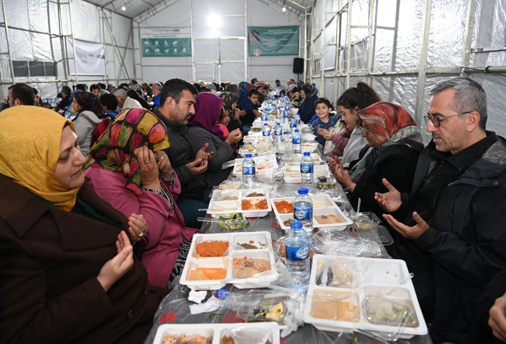 Başkan Güngör, İftarda Gönül Sofralarına Misafir Oldu