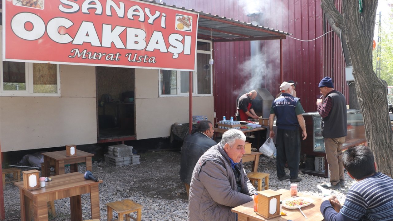 Kahramanmaraş'ta işyeri yıkılan esnaf açık alanda hizmete başladı!