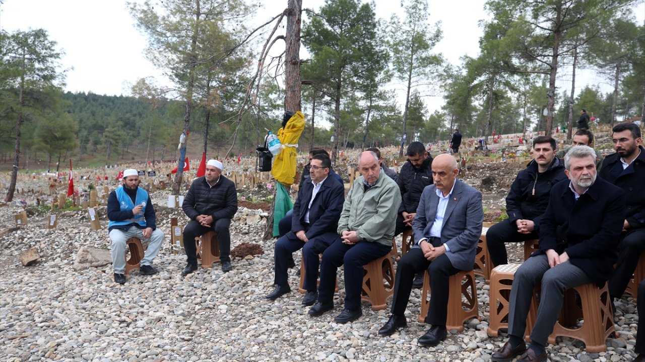 Bakan Kirişci, Kahramanmaraş'ta Mezarlığı ziyaret etti!