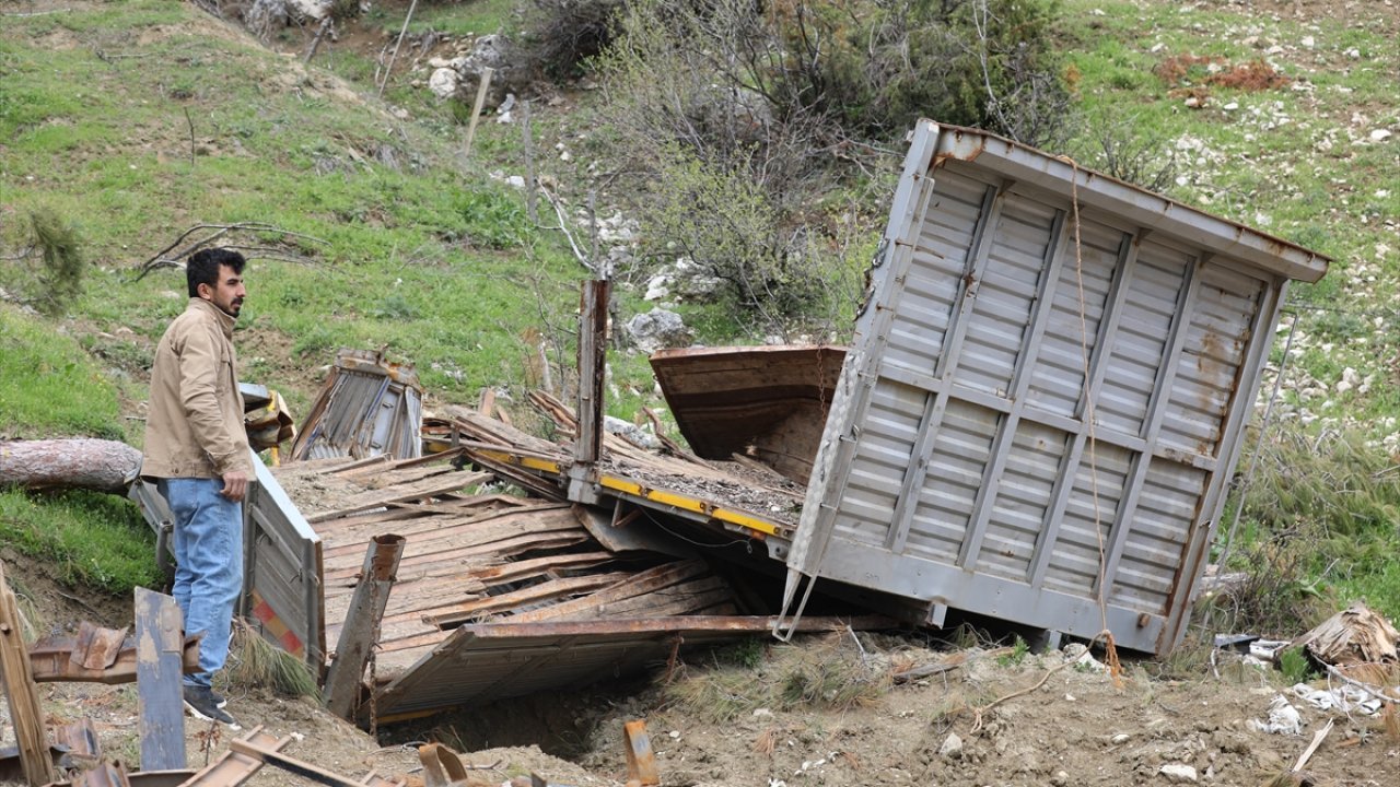 Kahramanmaraş’ta yamaçtan kopan kaya kamyonu ikiye böldü!