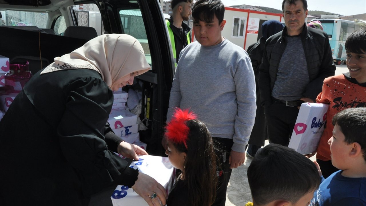 Afşin'de çocuklara bayram hediyesi dağıtıldı!