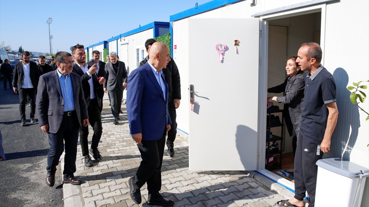 Bakan Kirişci,Kahramanmaraş’ta depremzede vatandaşlarla bayramlaştı!