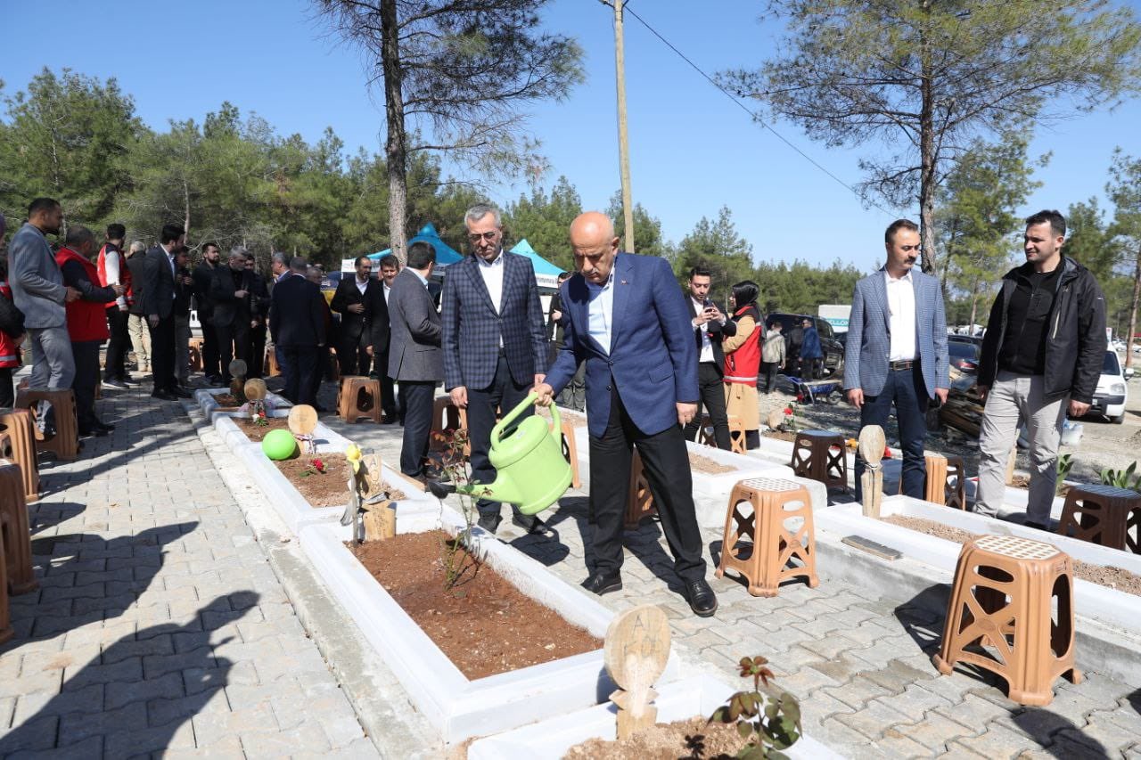 Kahramanmaraş’ta Deprem şehitleri Kabirleri Başında Dualarla Yâd Edildi