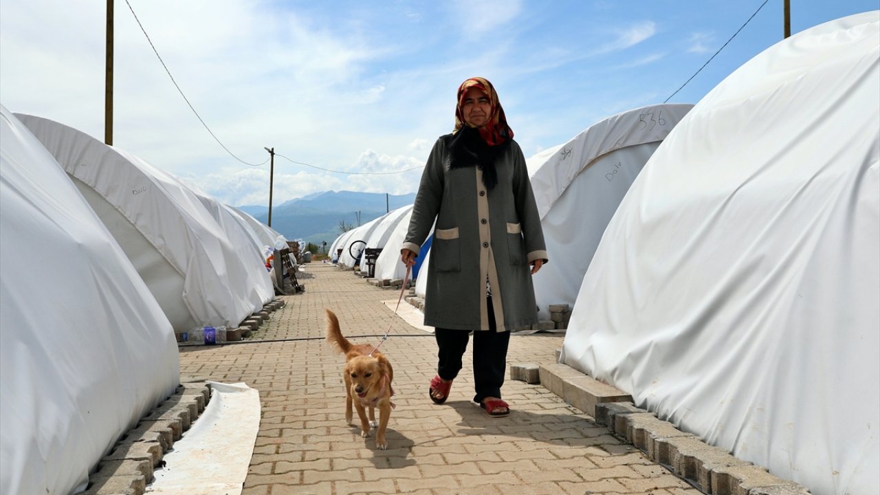 Kahramanmaraş’ta depremden dakikalar önce kendisini uyandıran köpeğini yanından ayırmıyor!