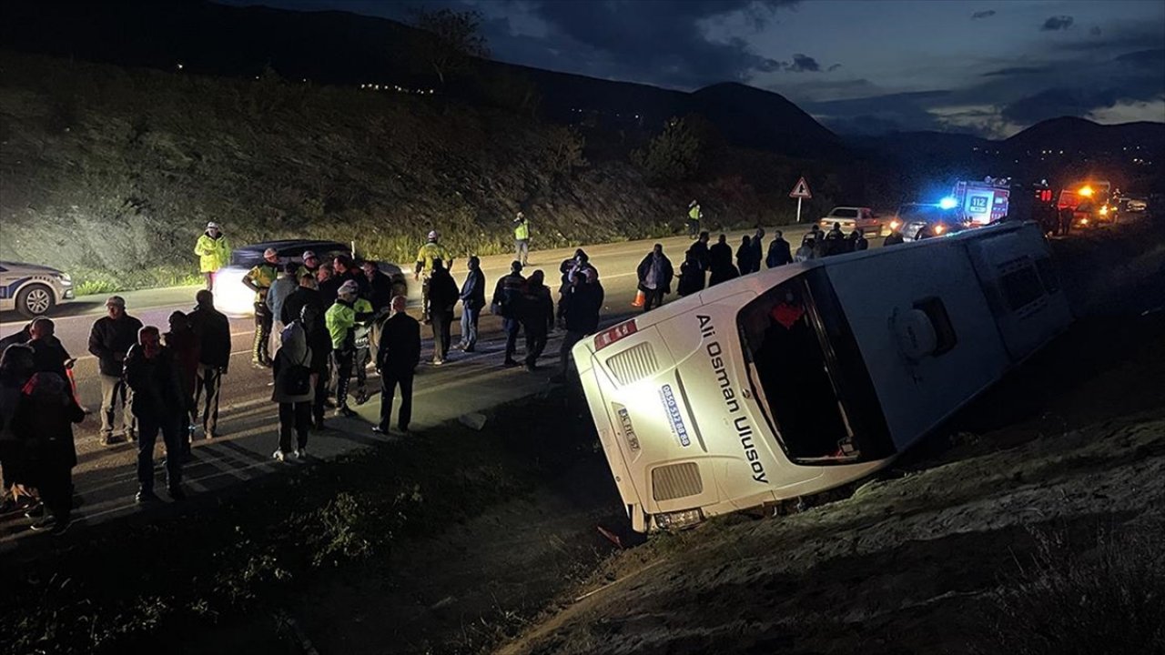 Yolcu otobüsü devrildi, 9 kişi yaralandı