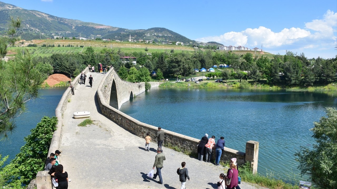 Kahramanmaraş'ta depremzedeler Ceyhan Köprüsü ve çevresinde zaman geçirip stres atıyor!