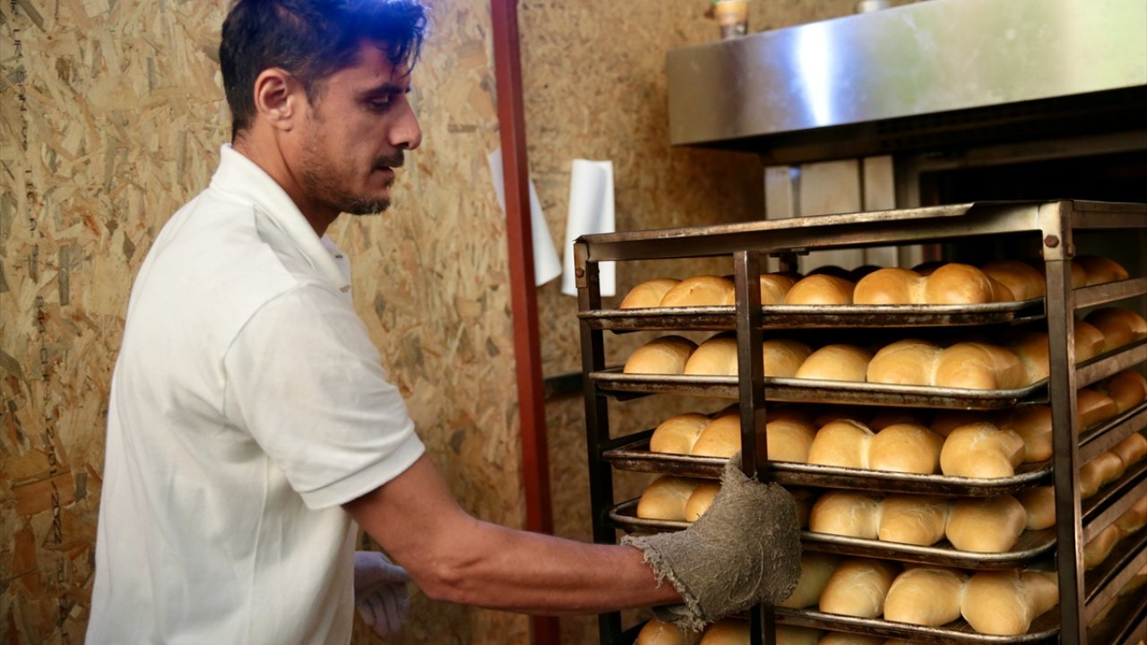 Kahramanmaraş’ta gönüllü ekmek üretiyor!