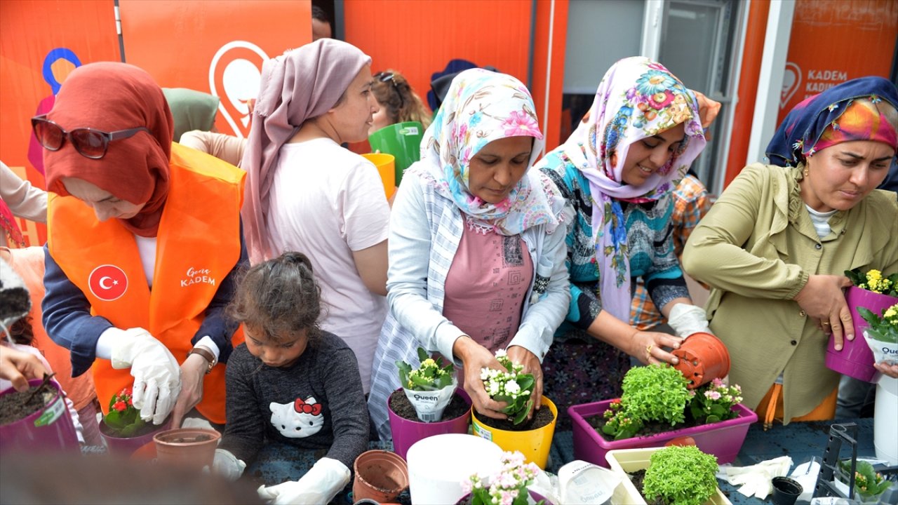 Kahramanmaraş'ta kadınlar çiçek dikti!