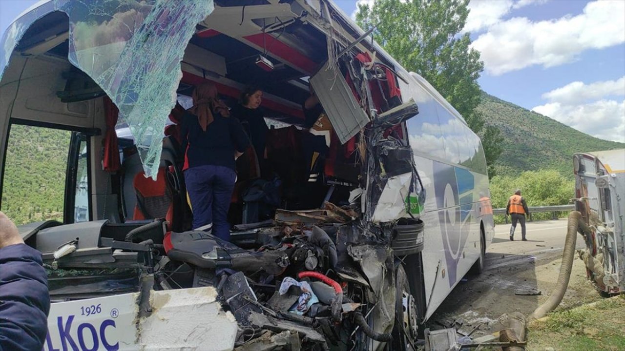 Konya'da yolcu otobüsü ile kamyonun çarpışması sonucu 1 kişi öldü