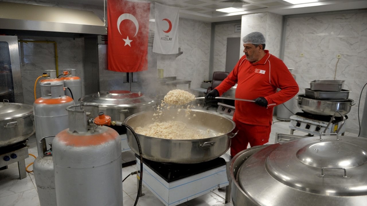 Kızılay'ın depremzede aşçısı, Kahramanmaraş’ta mutfaktan çıkmıyor!