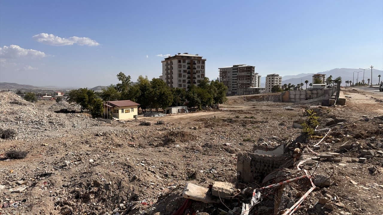 Kahramanmaraş'ta binlerce kişinin öldüğü sitenin son bloğu da yıkıldı!