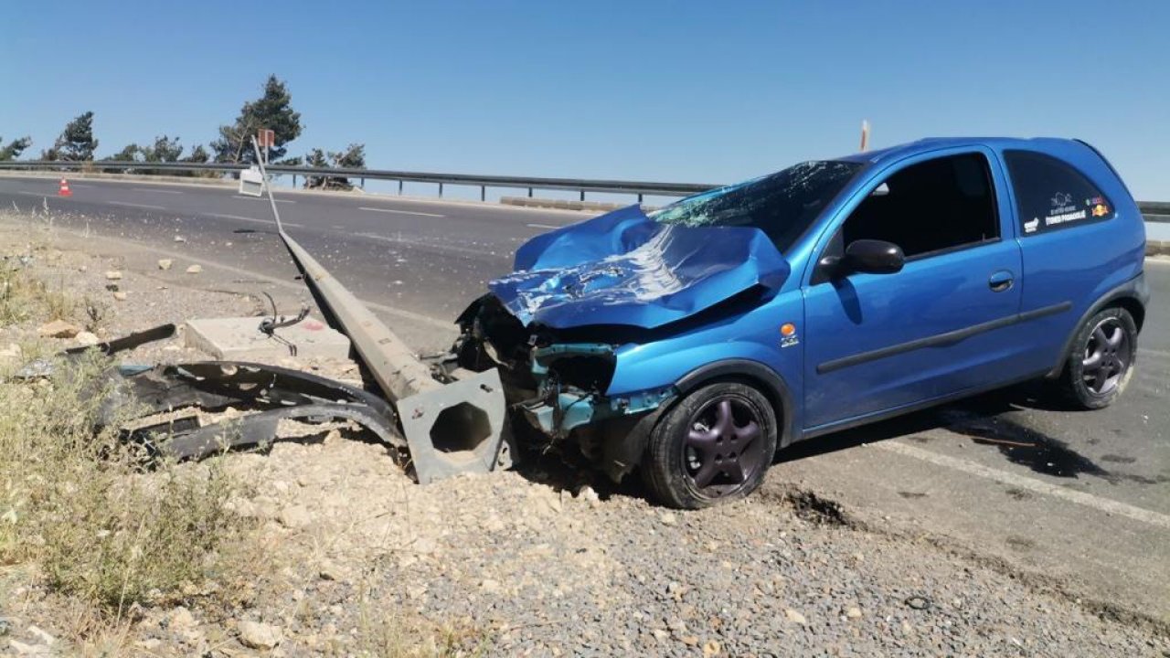 Kahramanmaraş’ta otomobil aydınlatma direğine çarptı