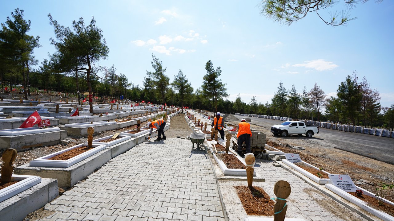 Kahramanmaraş’ta deprem şehitlerinin mezarları yeniden düzenleniyor!