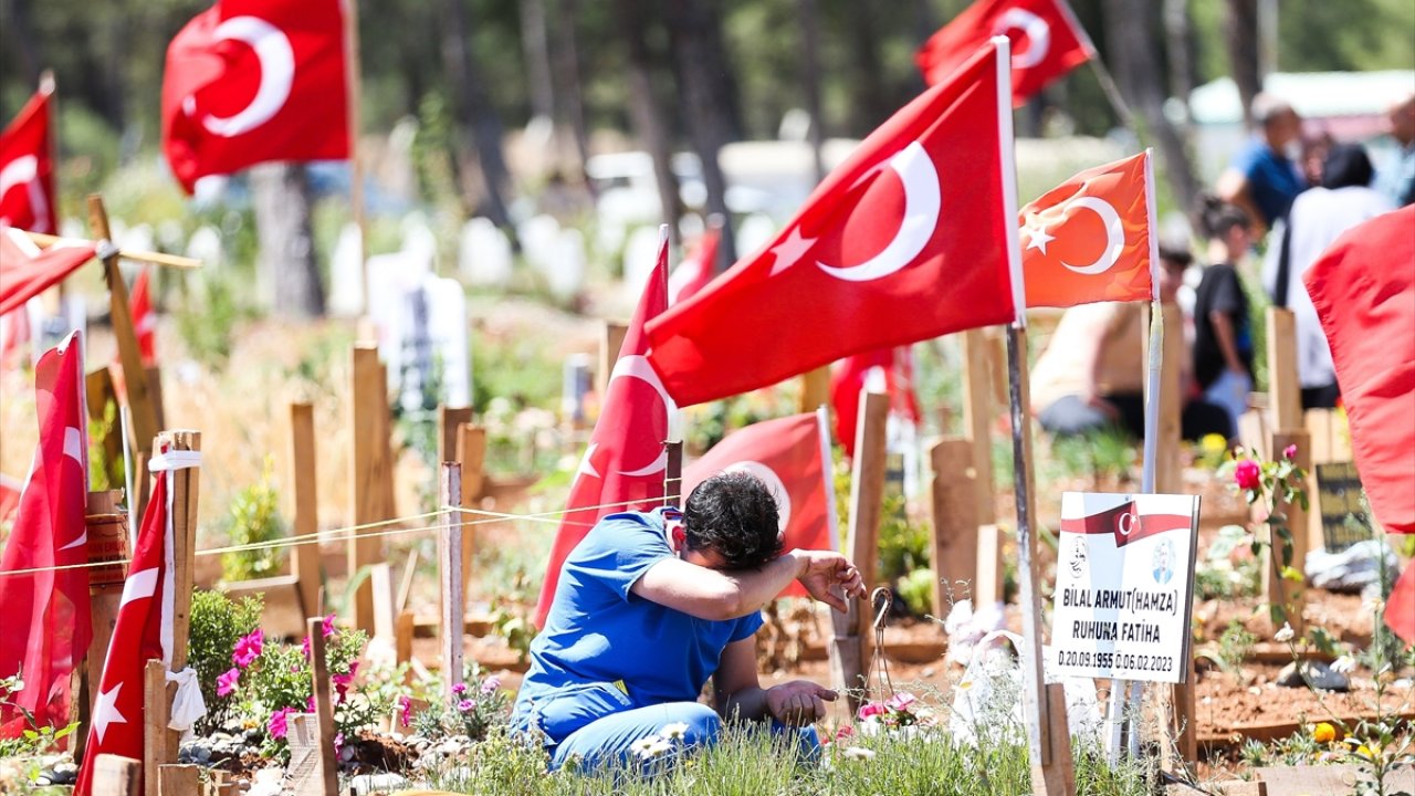 Kahramanmaraş’ta bayramın hüzne dönüştüğü yer deprem mezarlığı!