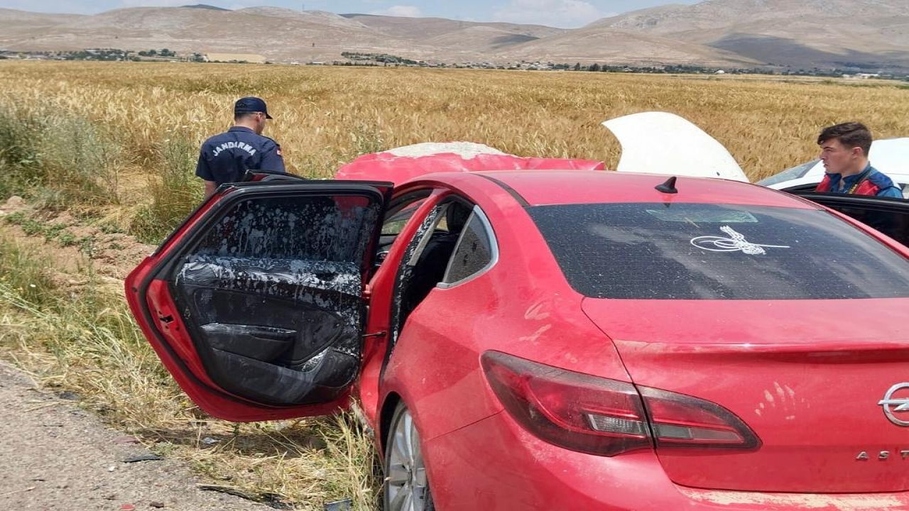 Kahramanmaraş’ta iki otomobil kafa kafaya çarpıştı! 1 çocuk öldü, çok sayıda yaralı var!