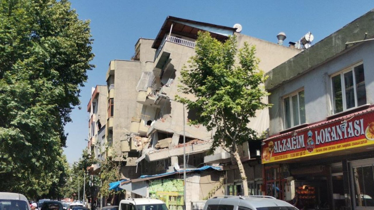 Kahramanmaraş’ta yan yatan apartman korkutuyor!