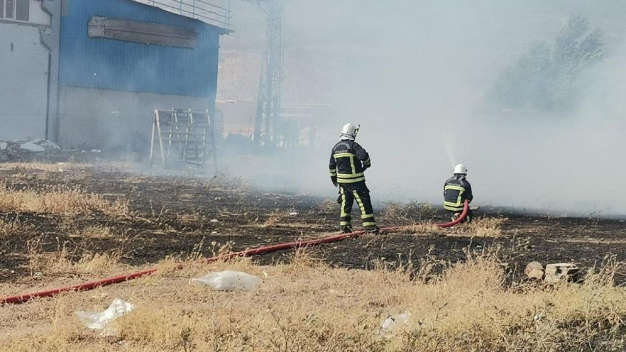 Kahramanmaraş'ta hurdalık yandı!