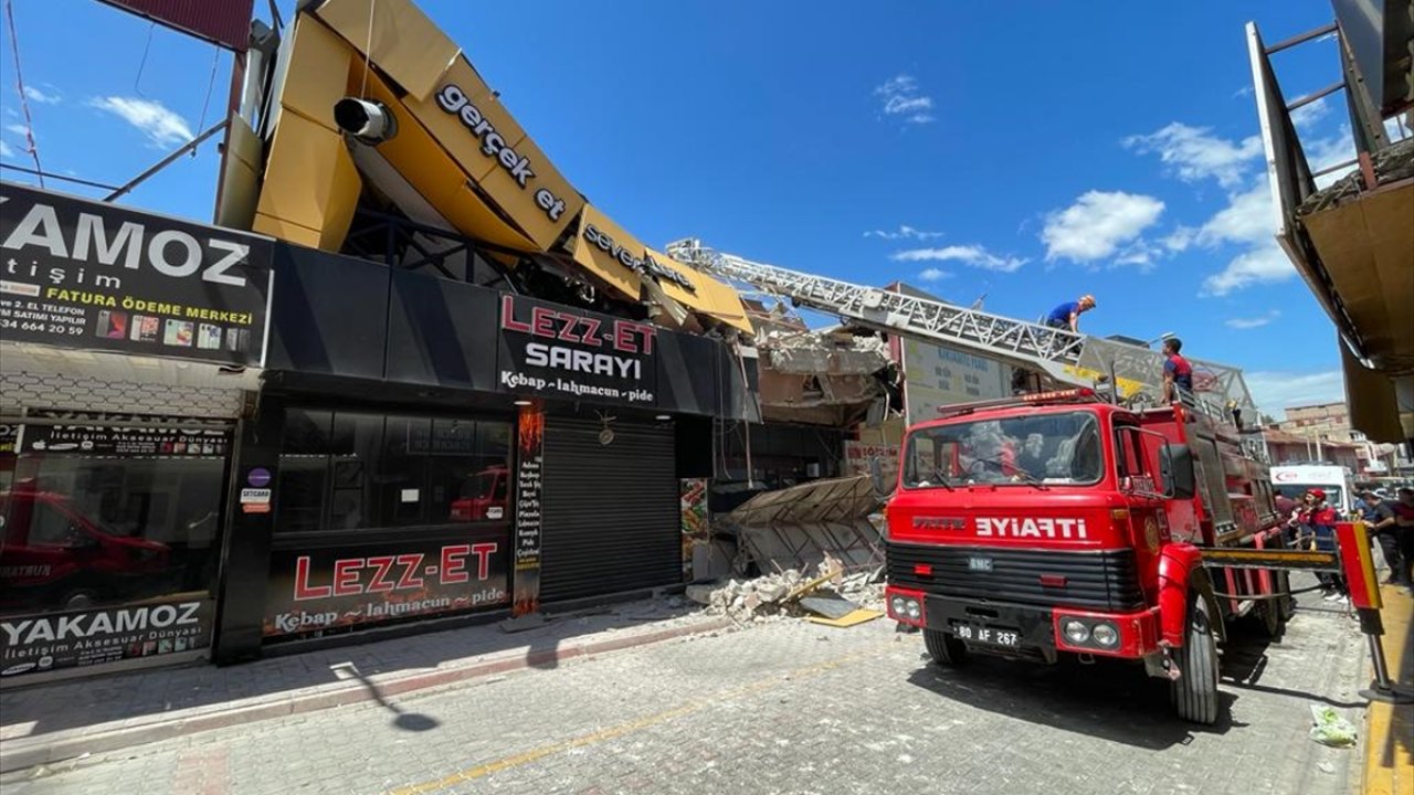 Depremlerde hasar gören binanın üst katı çöktü! 3 yaralı!