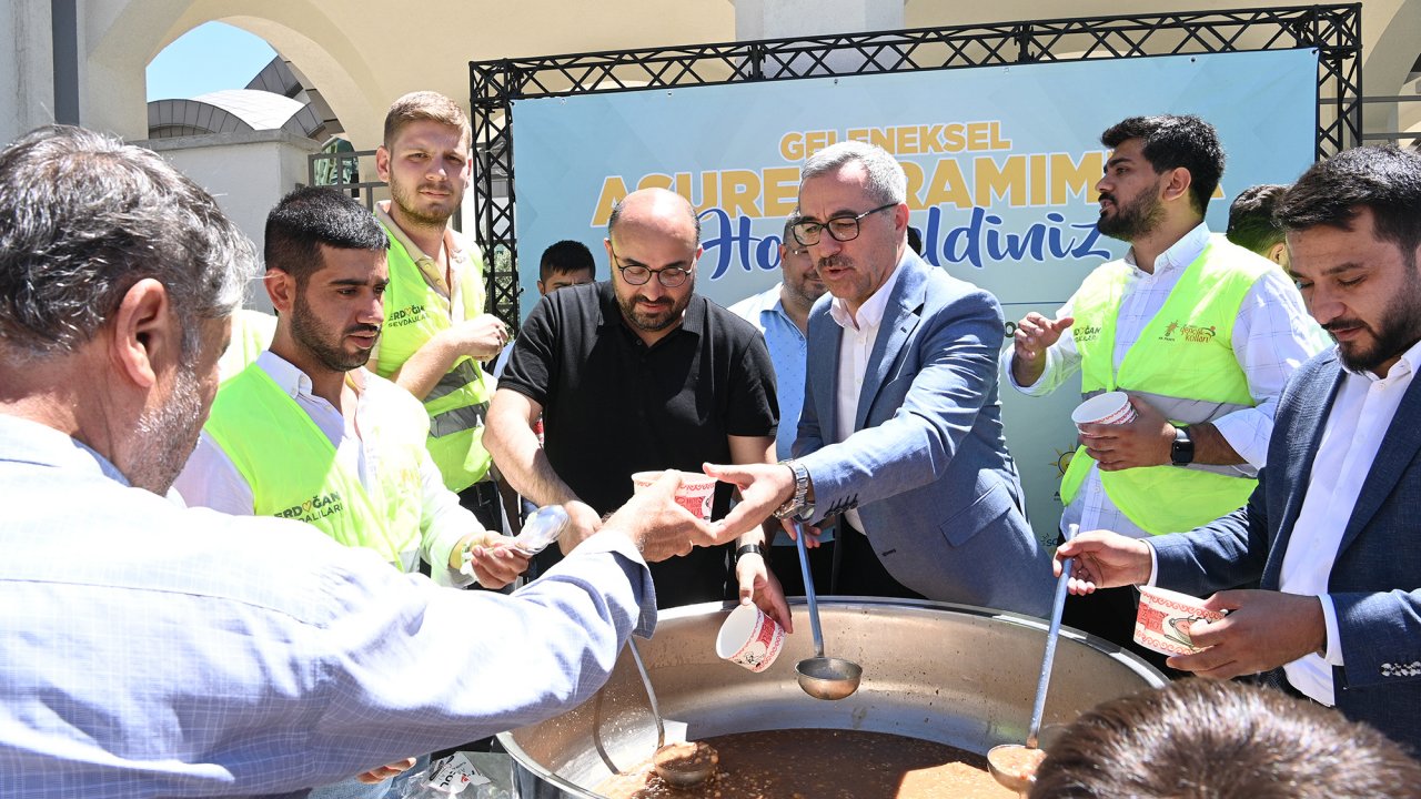 Başkan Güngör, Vatandaşlara Aşure İkramında Bulundu