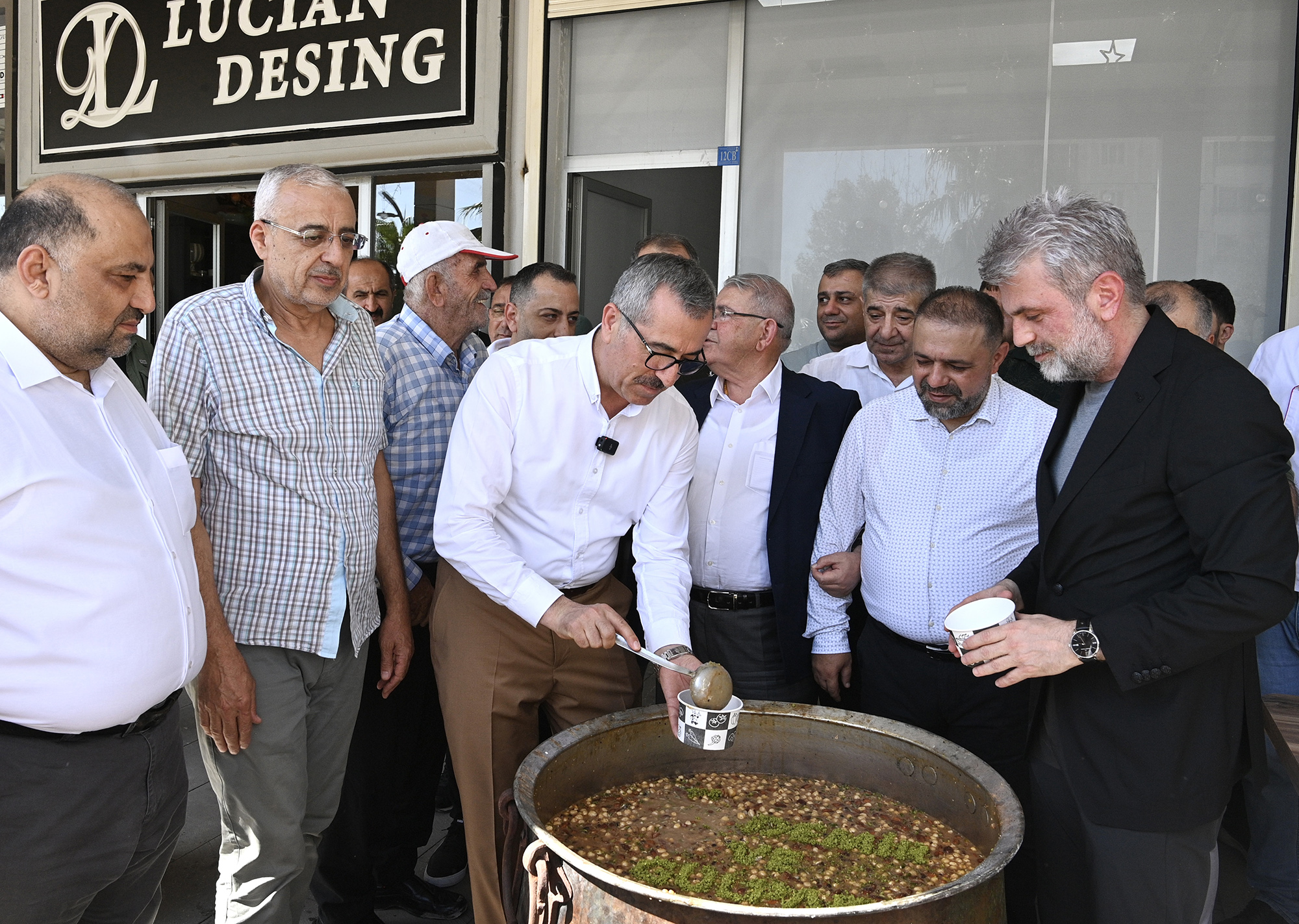 Başkan Güngör, Vatandaşlara Aşure İkram Etti