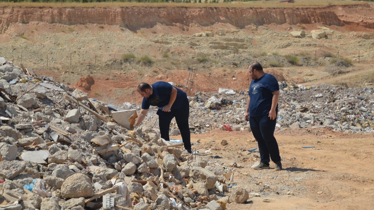 Kahramanmaraş’ta Depremzede ikizler yıkıntılar arasında anılarını arıyor!