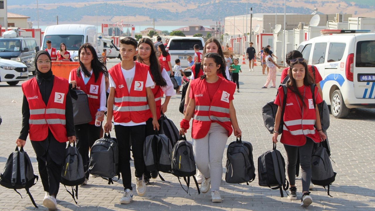 Kızılay Kahramanmaraş’ta öğrencilere kırtasiye seti dağıttı!