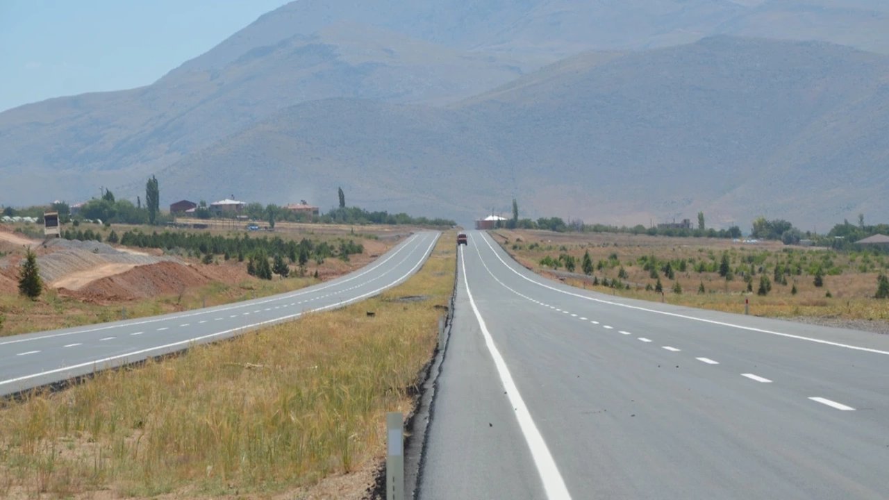 Kahramanmaraş’ta bölünmüş yol projesinin 10 kilometresi ulaşıma açıldı!