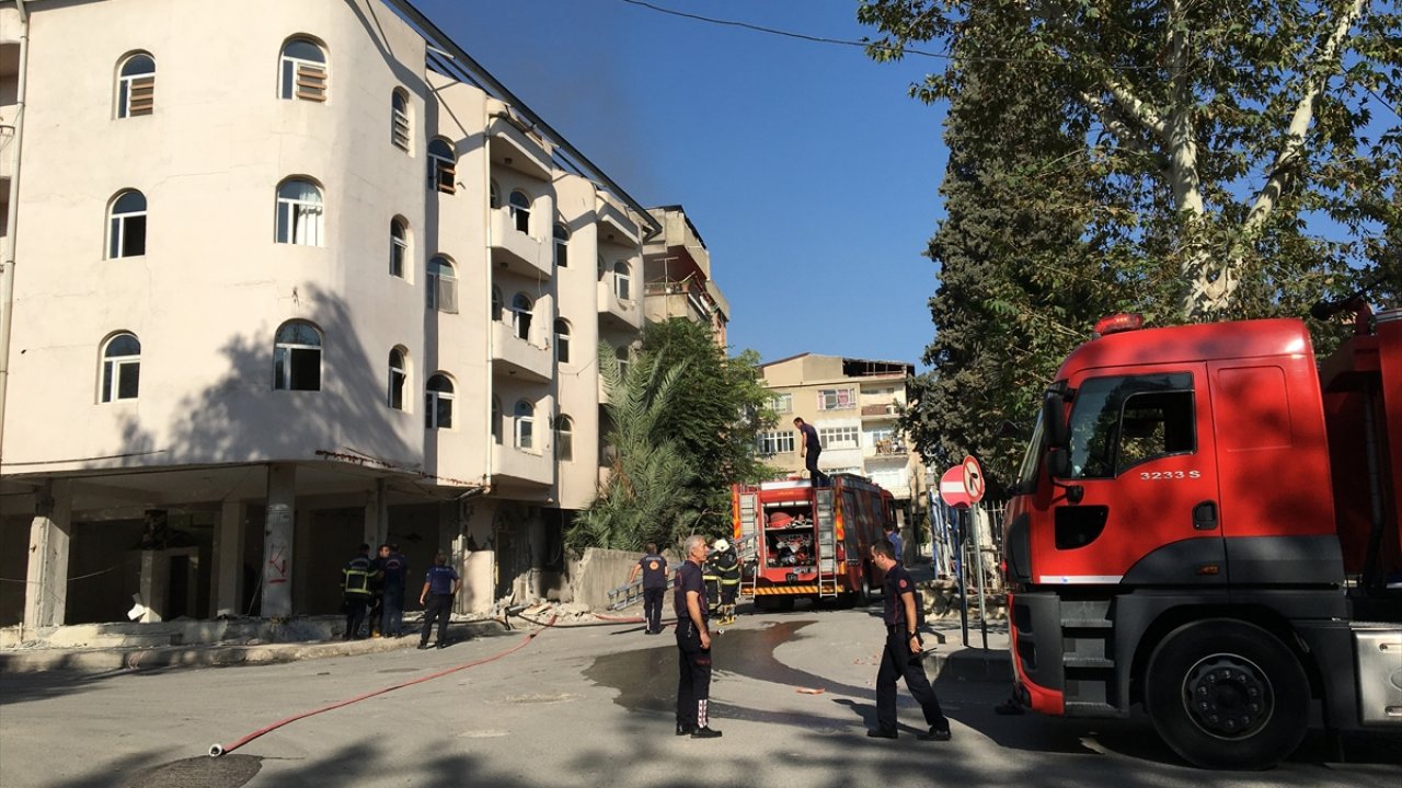 Kahramanmaraş'ta ağır hasarlı binada yangın!