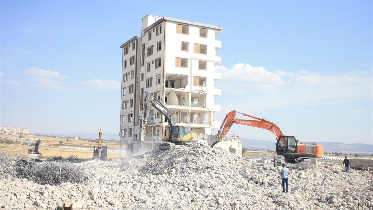 Kahramanmaraş'ta yıkımı sürüyor