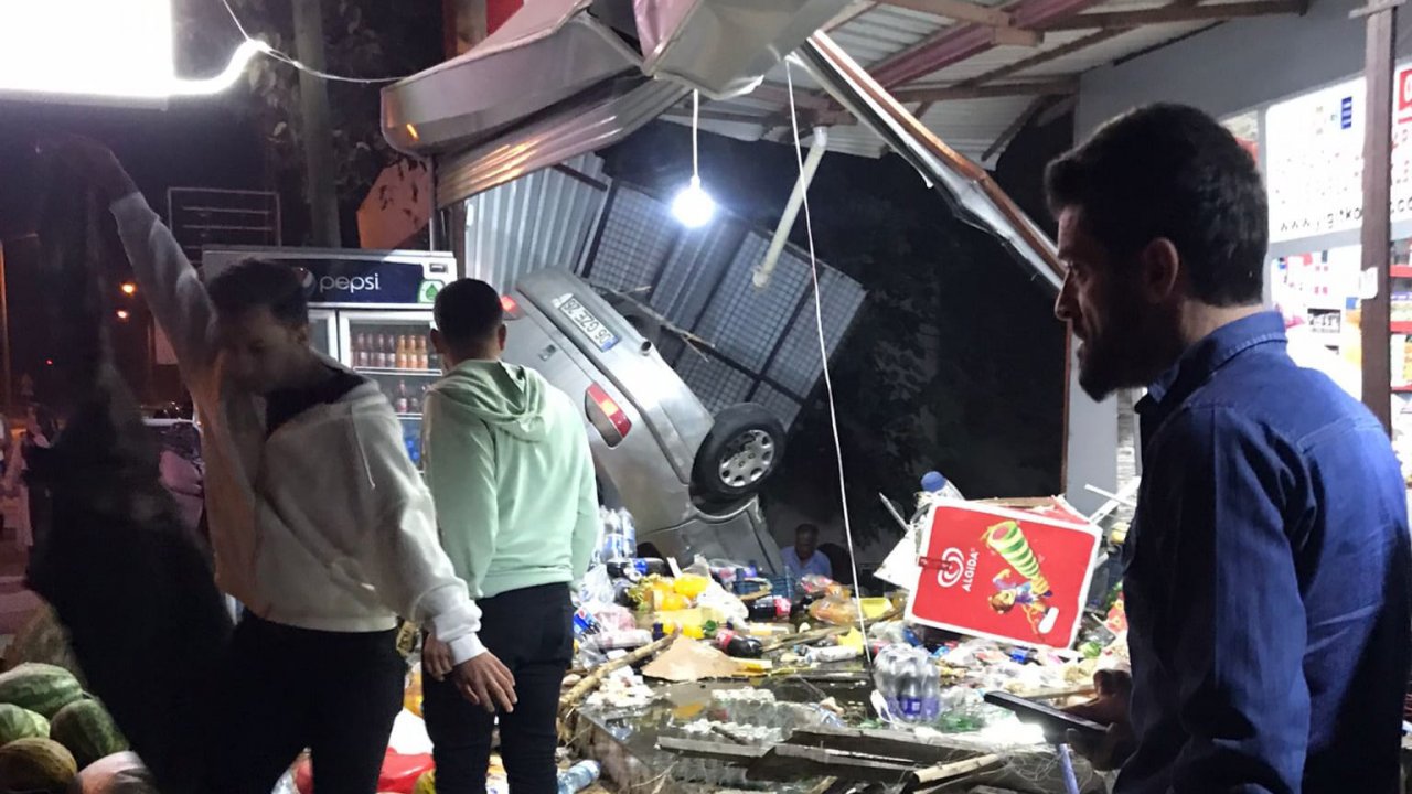 Kahramanmaraş’ta otomobil markete girdi! 3 yaralı