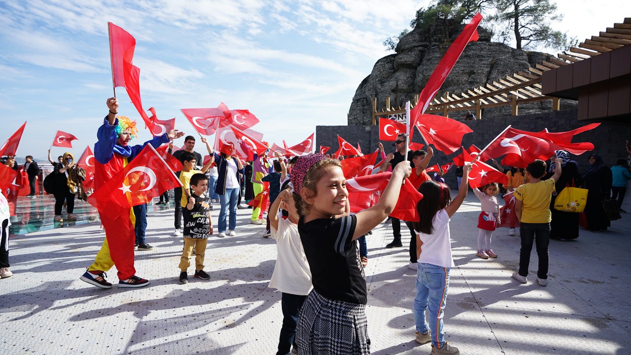 Kahramanmaraş’ta Minikler Cumhuriyet Coşkusunu Ali Kayası’nda Yaşadı!