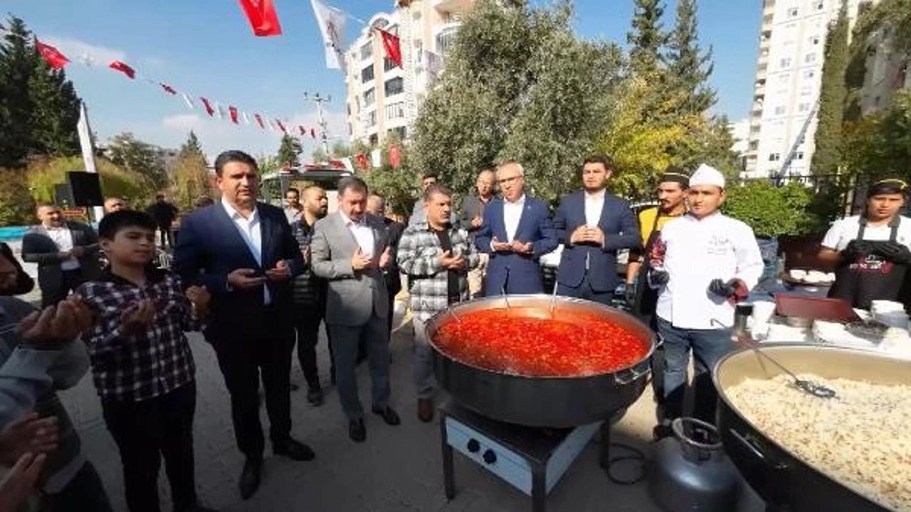 Kokuyu alan geldi! 10 bin kişiye kuru fasulye-pilav ikram edildi!