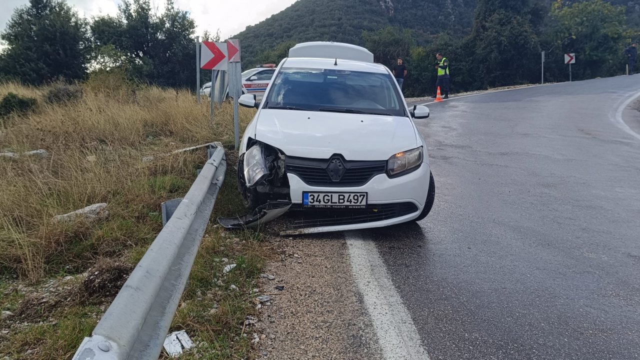 Kahramanmaraş’ta otomobil çelik bariyere çarptı!