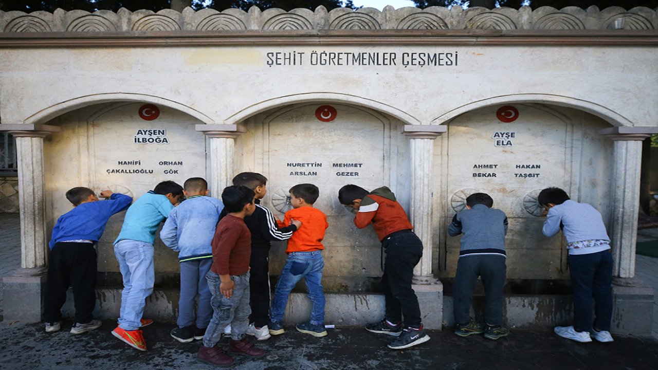 Depremde hayatını kaybeden öğretmenlerin hatıraları okullarda yaşıyor!