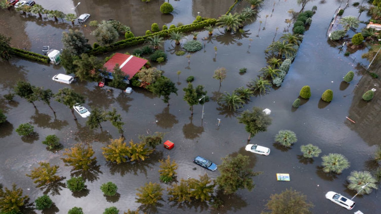 İzmir'de deniz taştı, sokaklar su altında kaldı