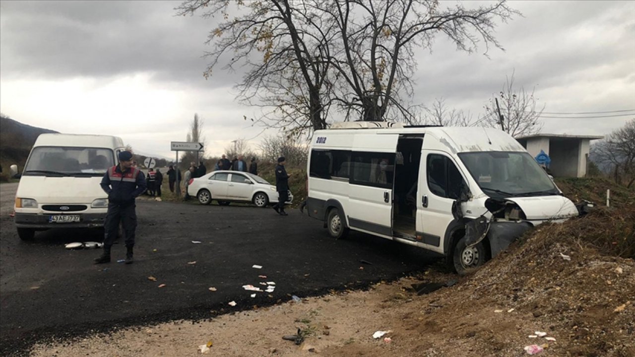 Toprak yığınına çarpan servis minibüsündeki 14 öğrenci yaralandı!