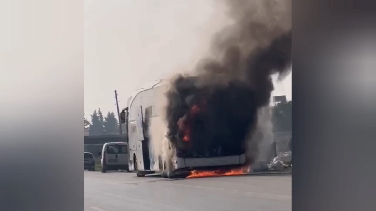 Trafikteki otobüs kül oldu!