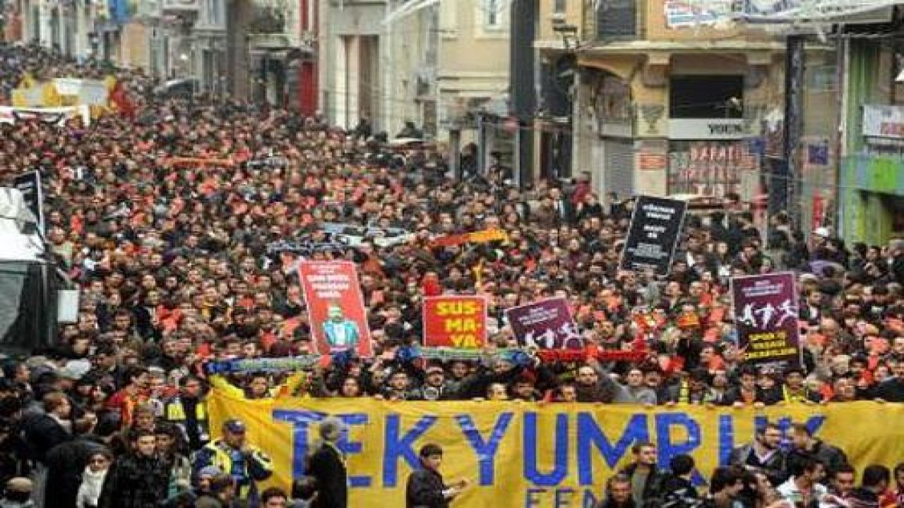 İstiklal Caddesi'nde ıslık yürüyüşü