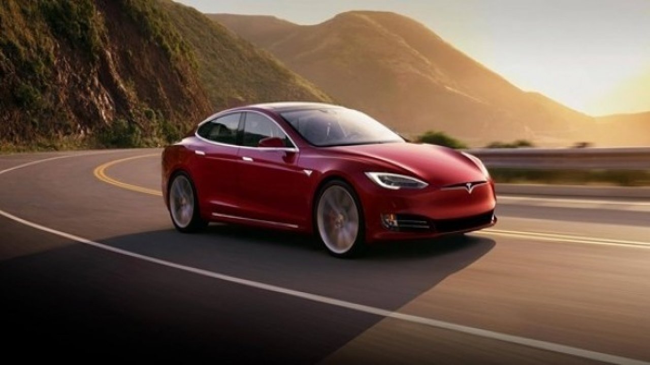 ''TESLA'' BİNLERCE OTOMOBİLİNİ GERİ ÇAĞIRIYOR!