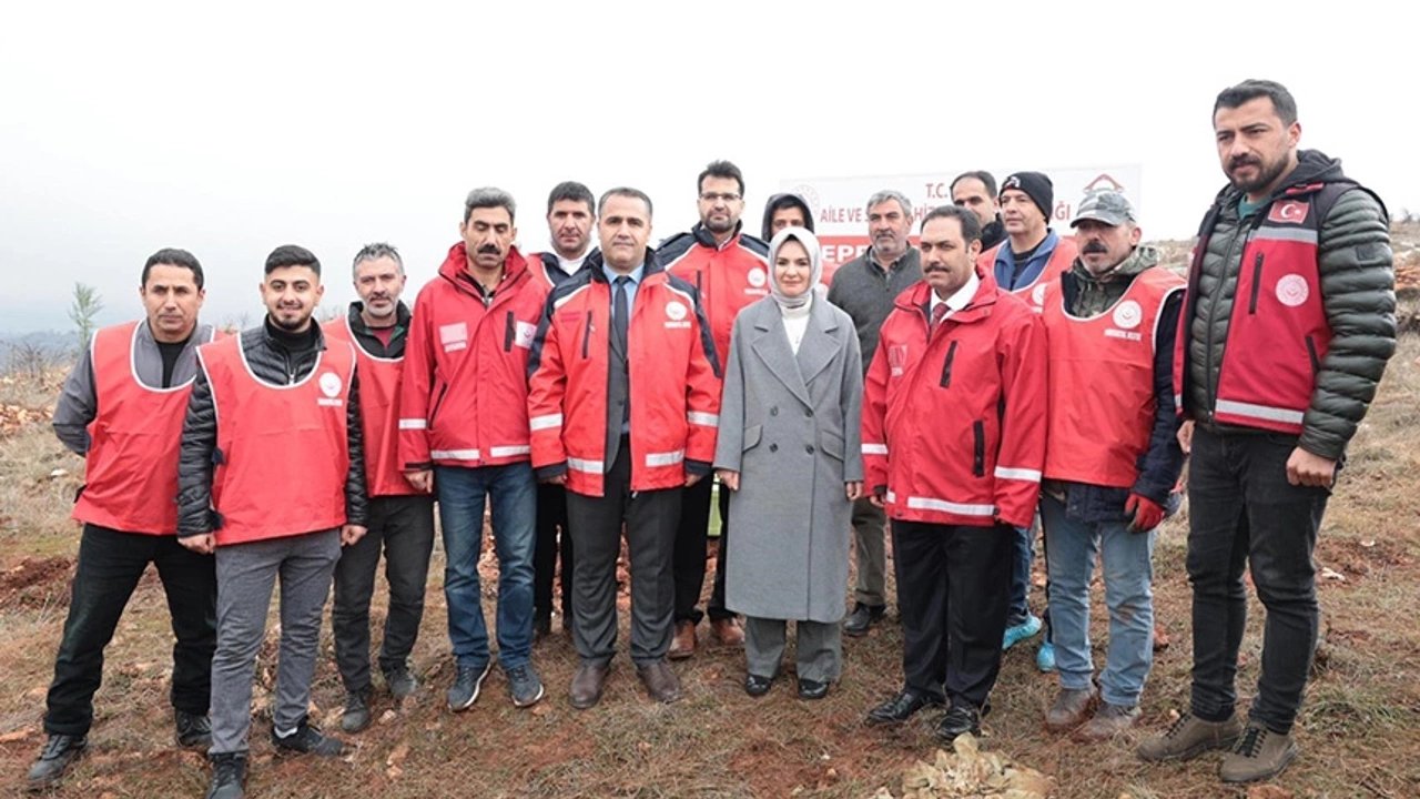 Bakan Göktaş, "Deprem Şehitleri Ormanı"nın ilk fidanını dikti!